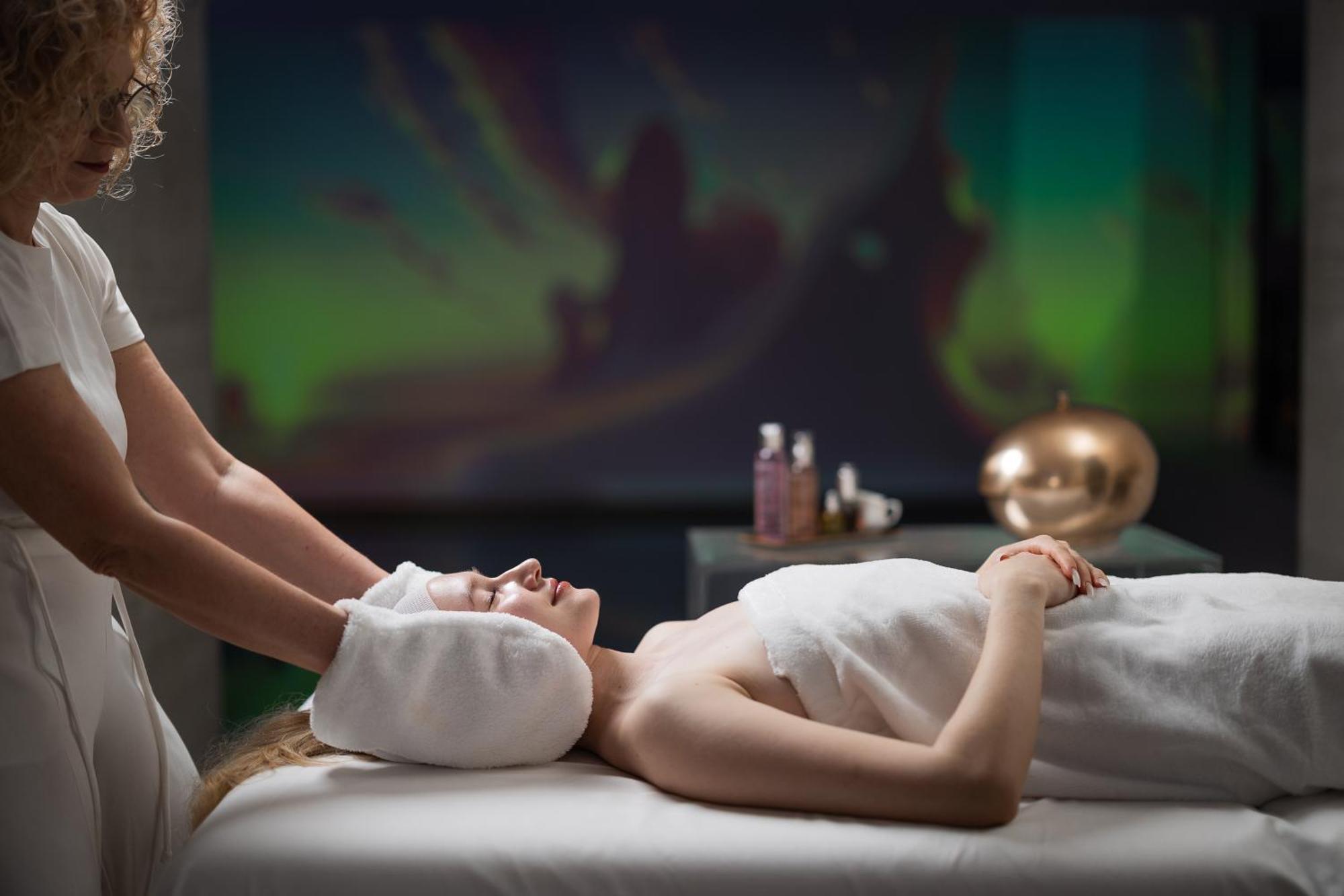 Helvetia&Bristol Firenze - Starhotels Collezione Exteriör bild A woman receiving a facial treatment