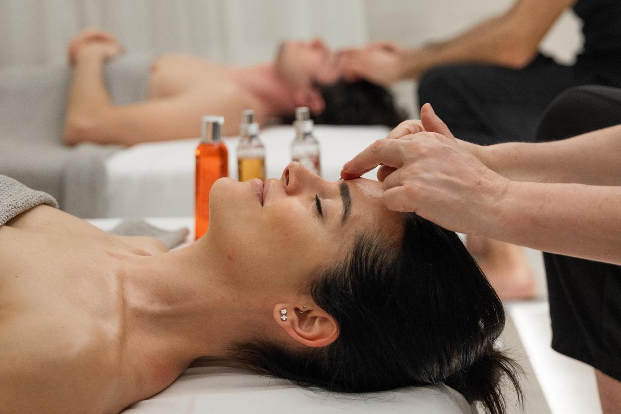 Helvetia&Bristol Firenze - Starhotels Collezione Exteriör bild A woman receiving a head massage