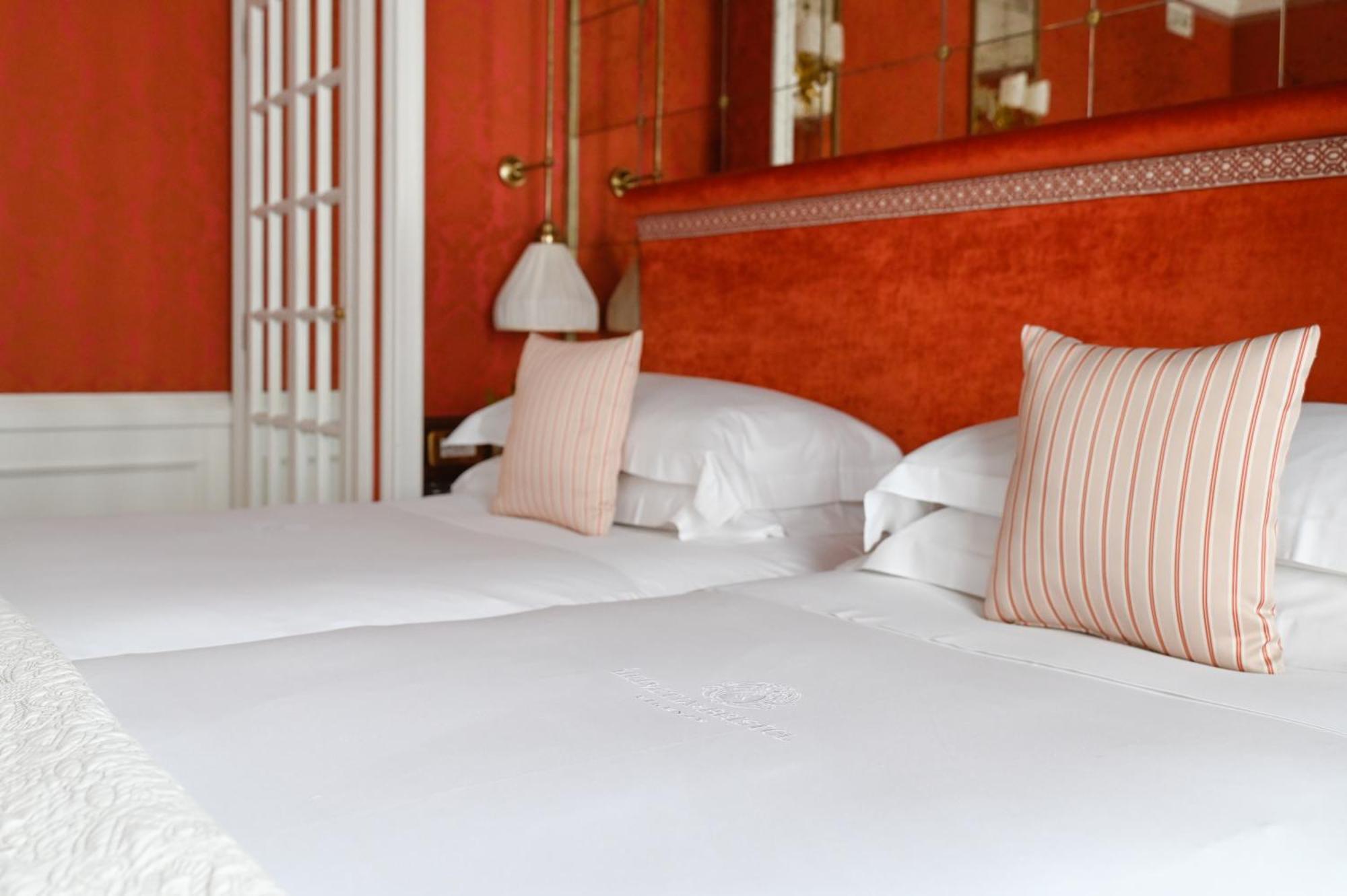 Helvetia&Bristol Firenze - Starhotels Collezione Exteriör bild A bed with pillows